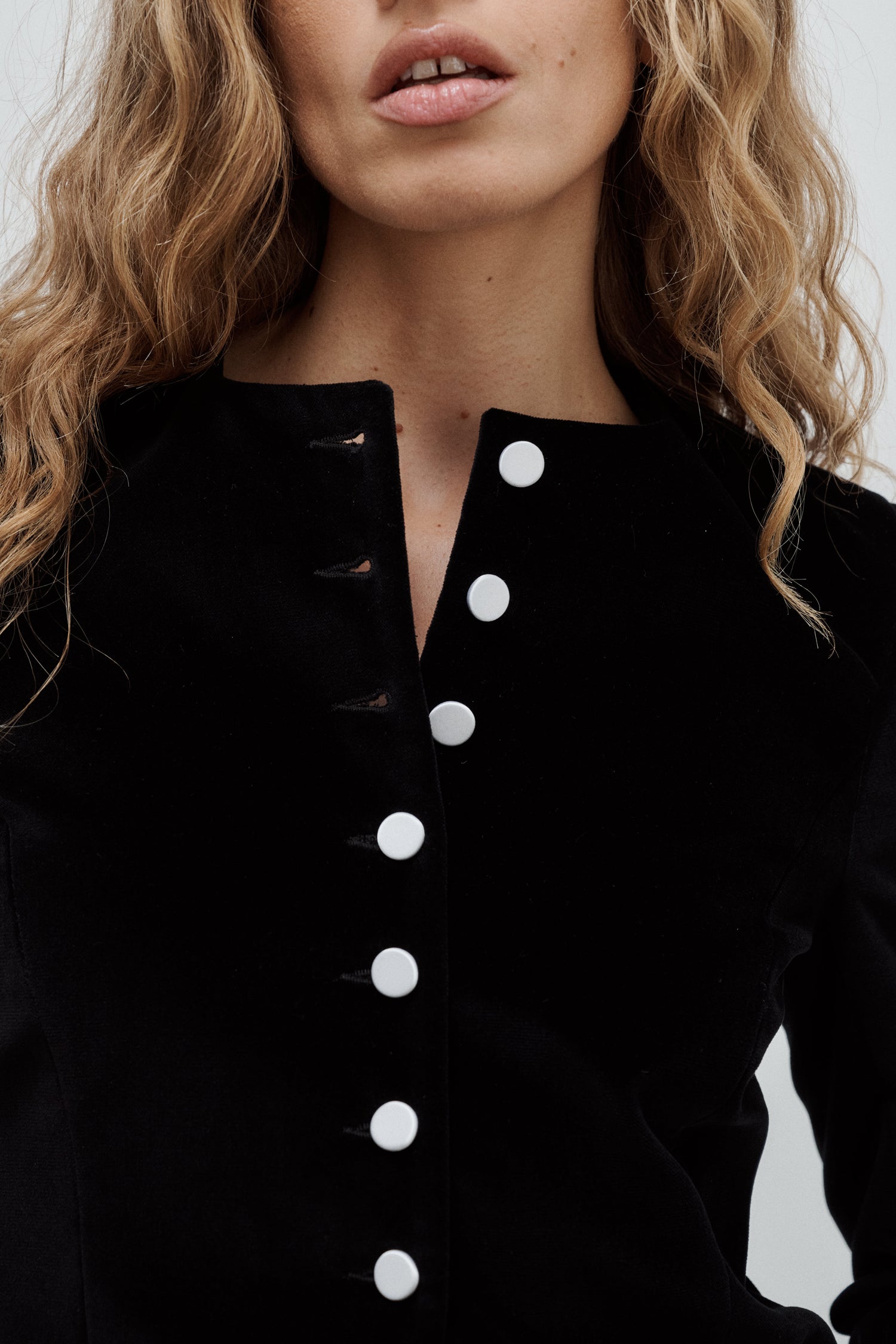 veste du soir cintrée col rond en velours de coton noir et boutons de satin blanc Made in France par Facettes Studio