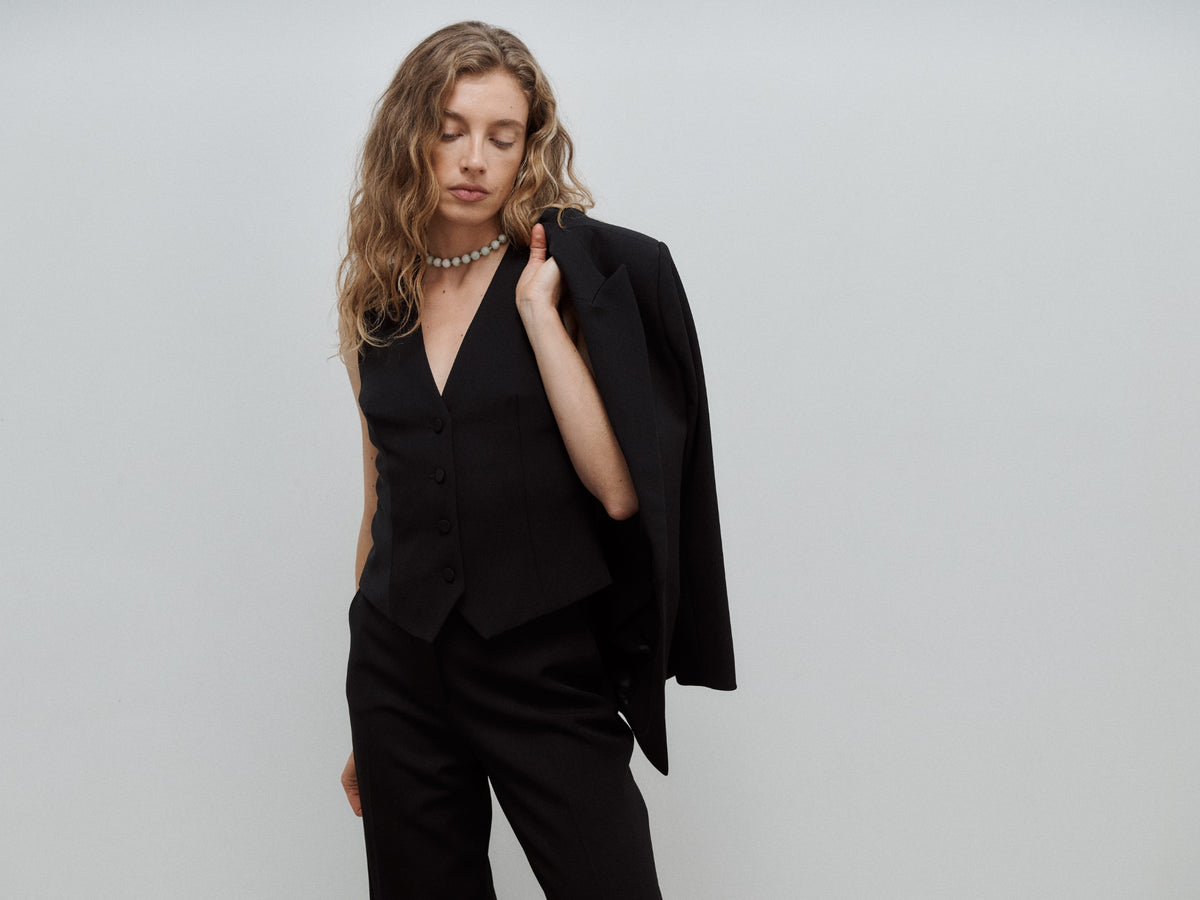 gilet de tailleur col V pour femme en gabardine de laine noire - Facettes Studio