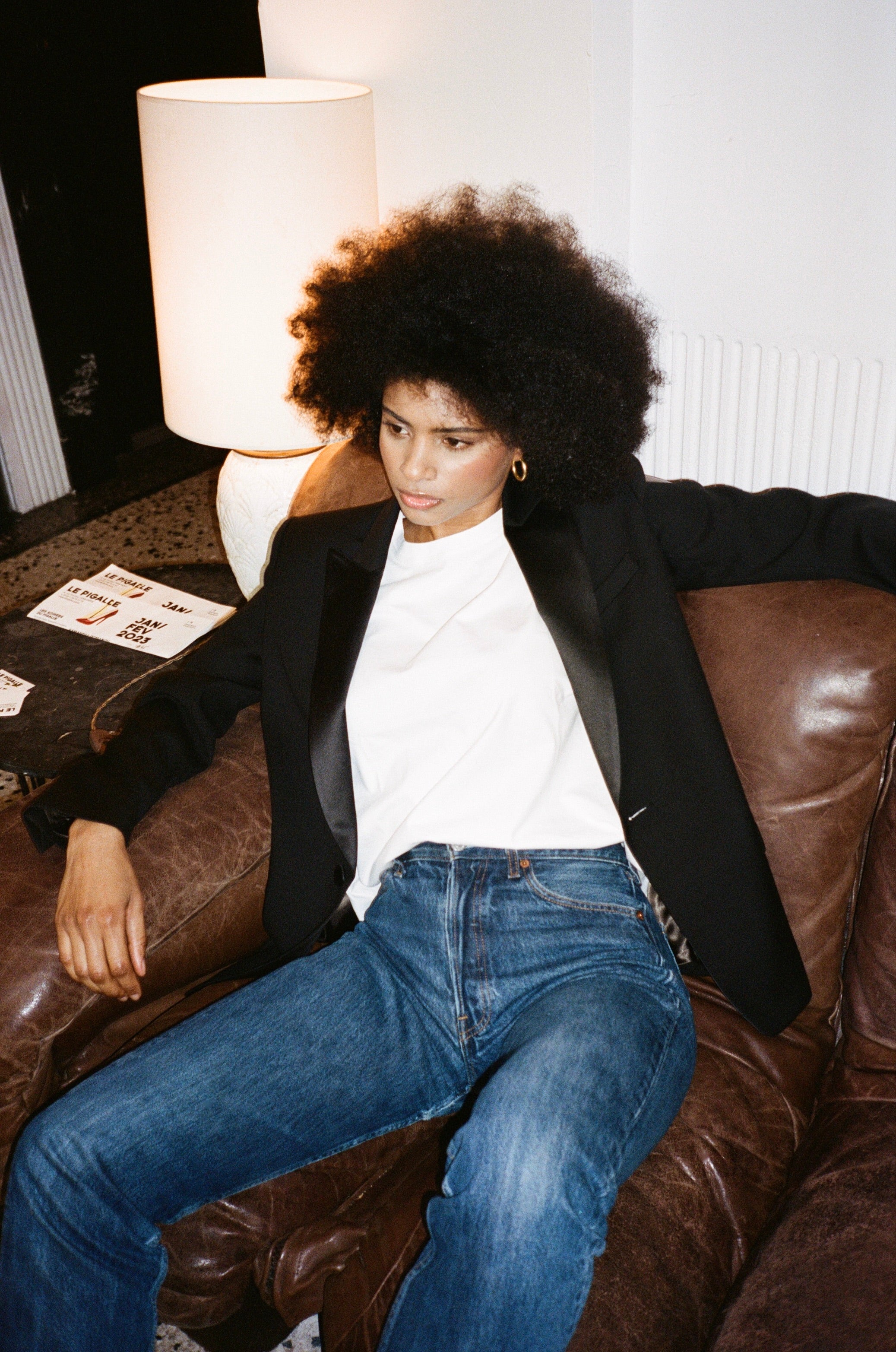 veste smoking femme avec col satin noir, lookbook hôtel Le Pigalle 