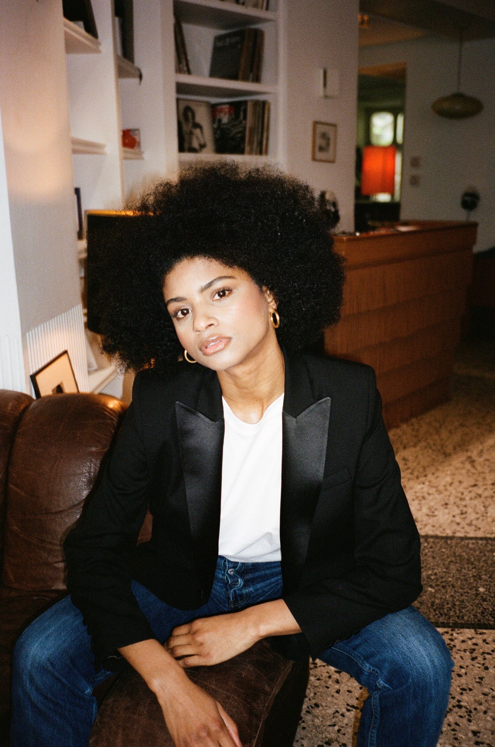 veste smoking femme avec col satin noir, lookbook hôtel Le Pigalle 