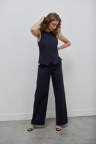 ensemble assorti gilet et pantalon tailleur femme en toile de coton bleu marine Made in France par Facettes Studio