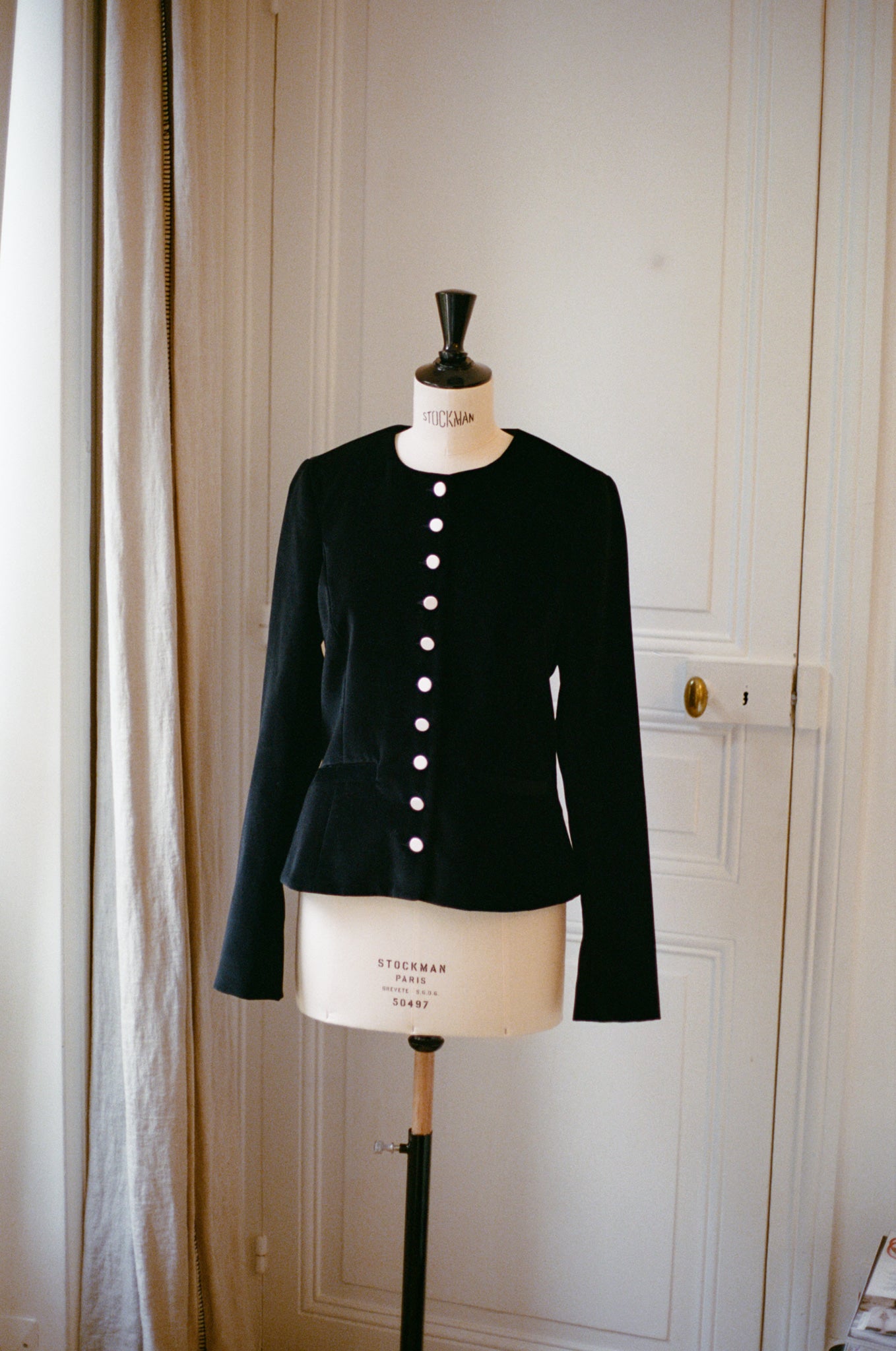 veste col rond cintrée Nicole en velours de coton et boutons de satin de soie - Facettes Studio