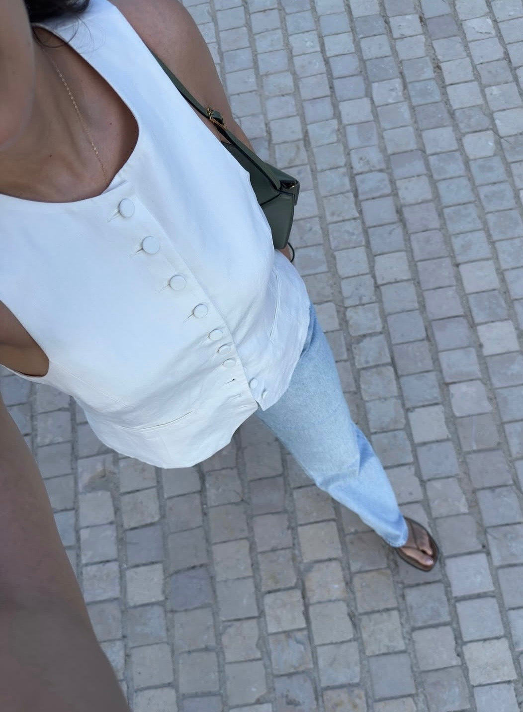 Femmes Facettes Ofelia Rodrigez Lemiale portant le gilet Monica