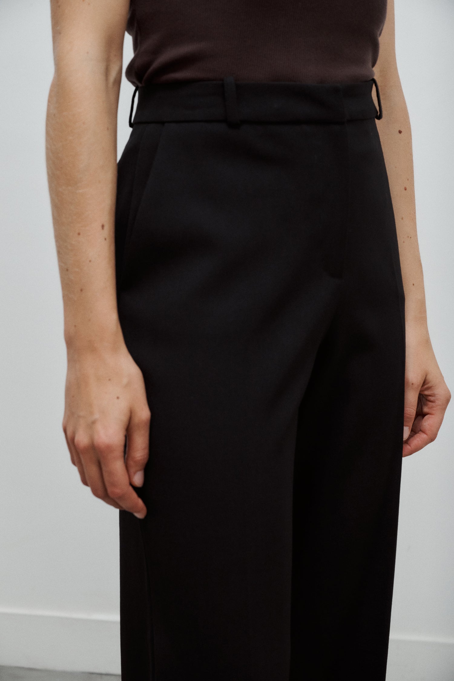 pantalon de tailleur femme gabardine de laine noire Made in France par Facettes Studio