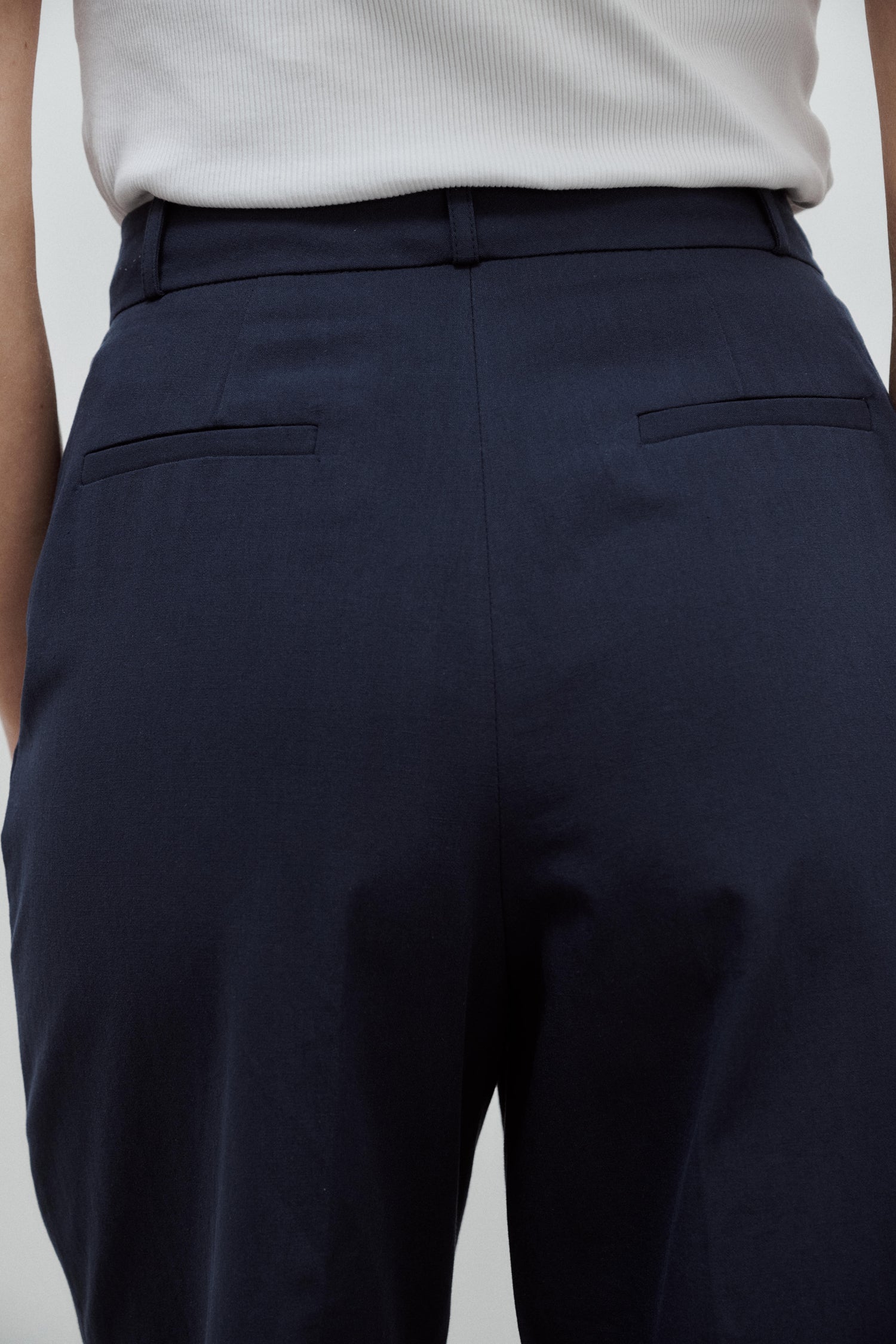 pantalon tailleur femme tailleur haute en toile de coton bleu marine Made in France par Facettes Studio