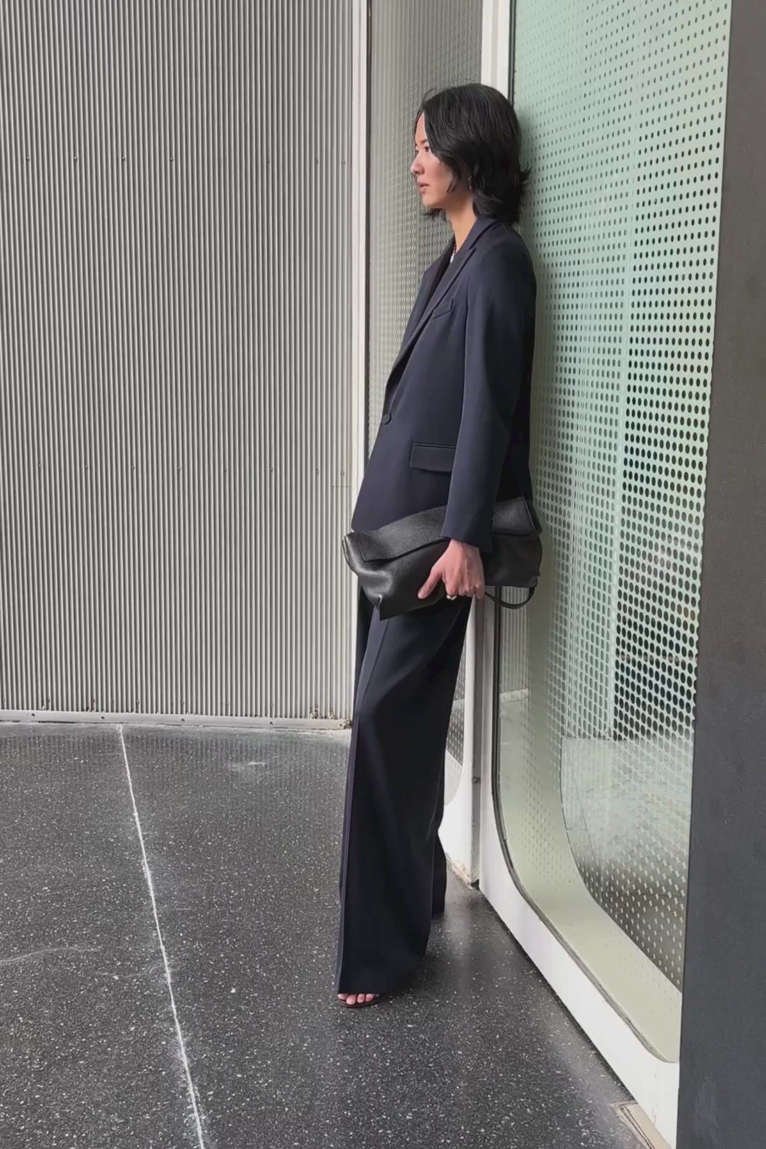 vidéo ensemble tailleur femme veste et pantalon en laine bleu marine Made in France par Facettes Studio