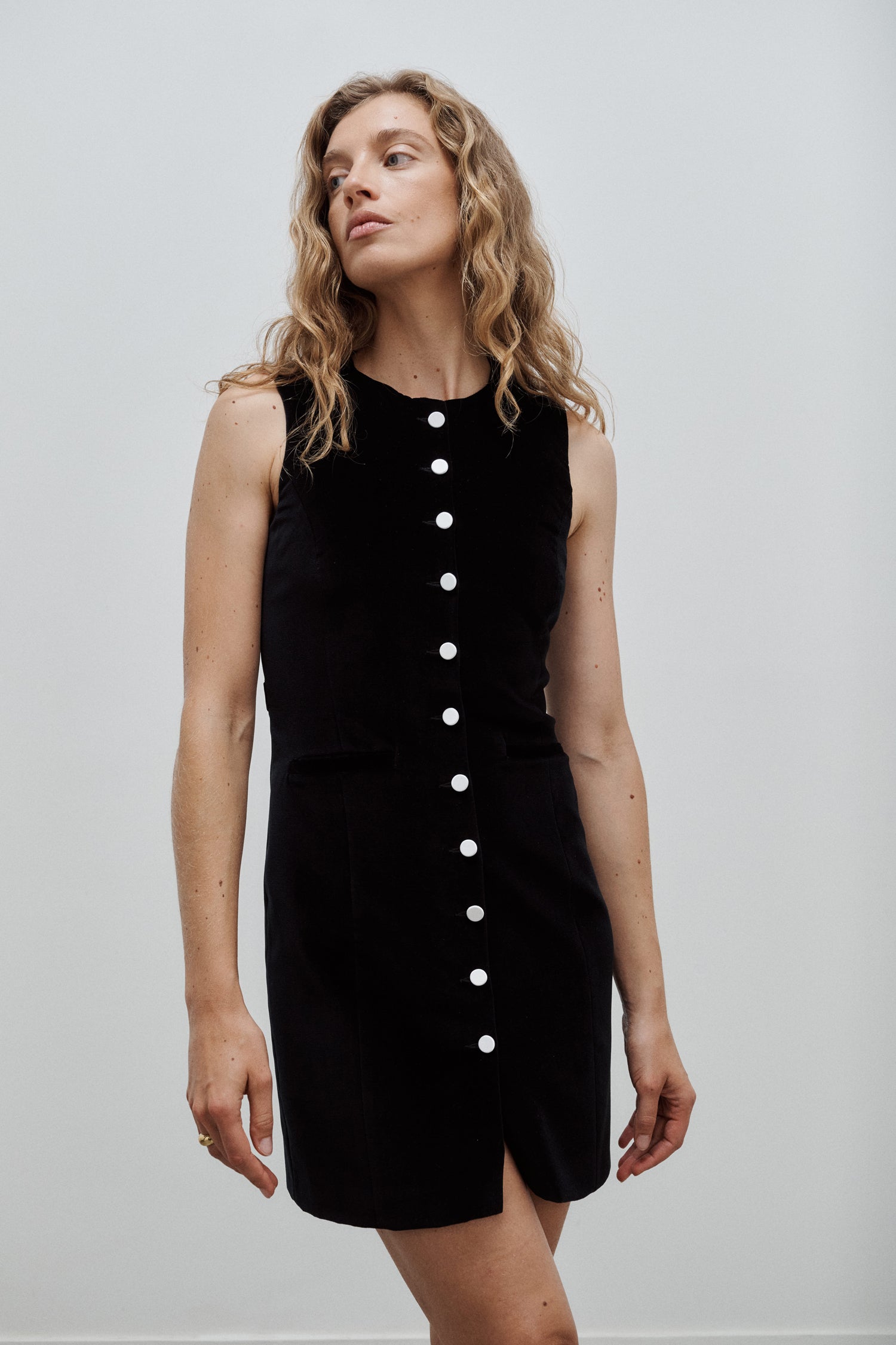 robe courte sans manches col rond en velours de coton noir et boutons de satin soie blanc Made in France par Facettes Studio