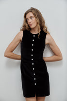 robe courte sans manches col rond en velours de coton noir et boutons de satin soie blanc Made in France par Facettes Studio