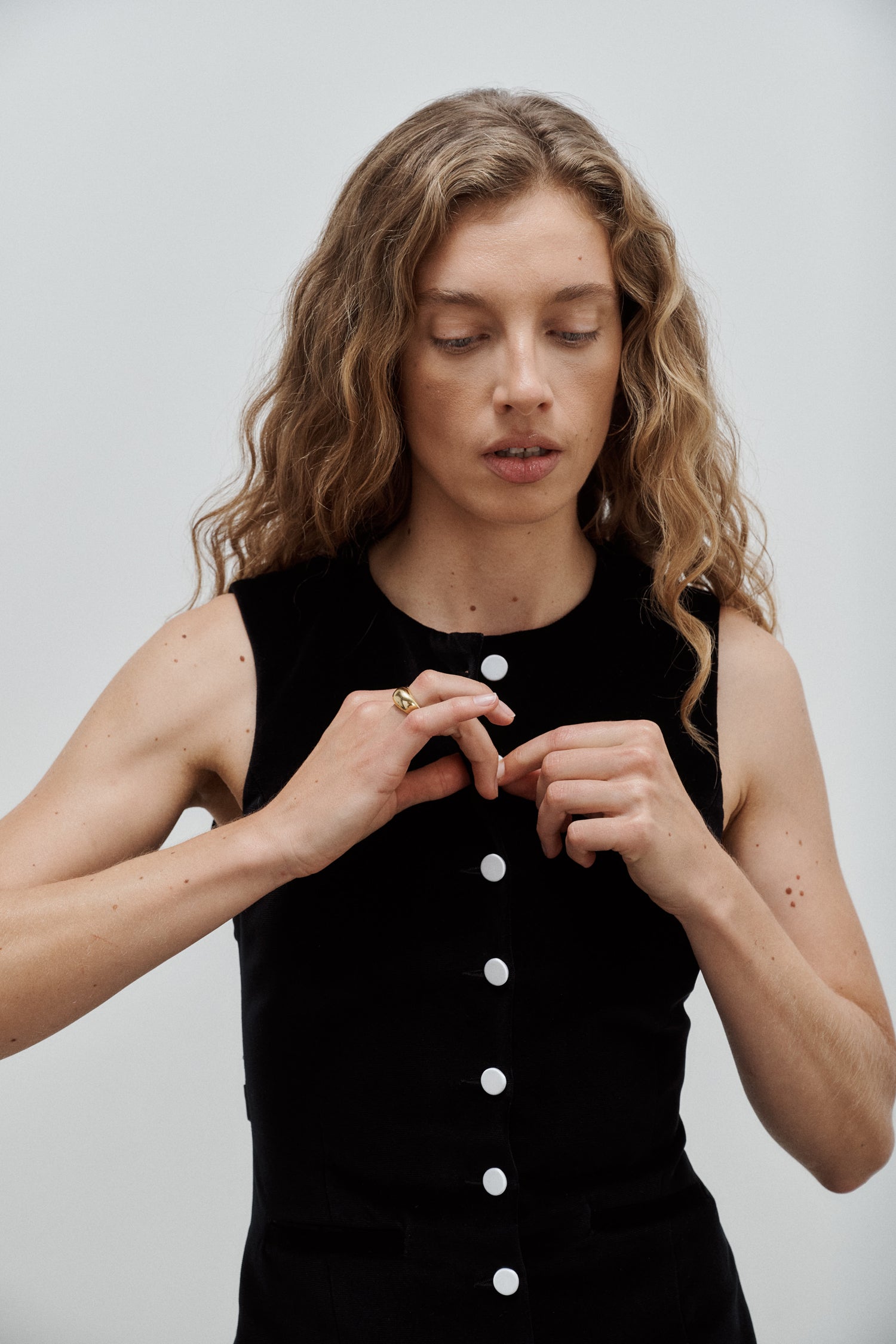 robe courte sans manches col rond en velours de coton noir et boutons de satin soie blanc Made in France par Facettes Studio