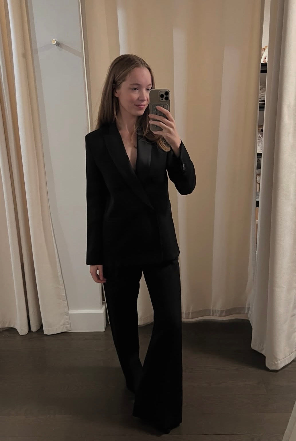 Femmes Facettes Sarah Marie Day portant  la veste de smoking Christy