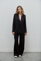 veste de smoking noire pour femme à double boutonnage en grain de poudre de laine noir et col en satin de soie noir par Facettes Studio