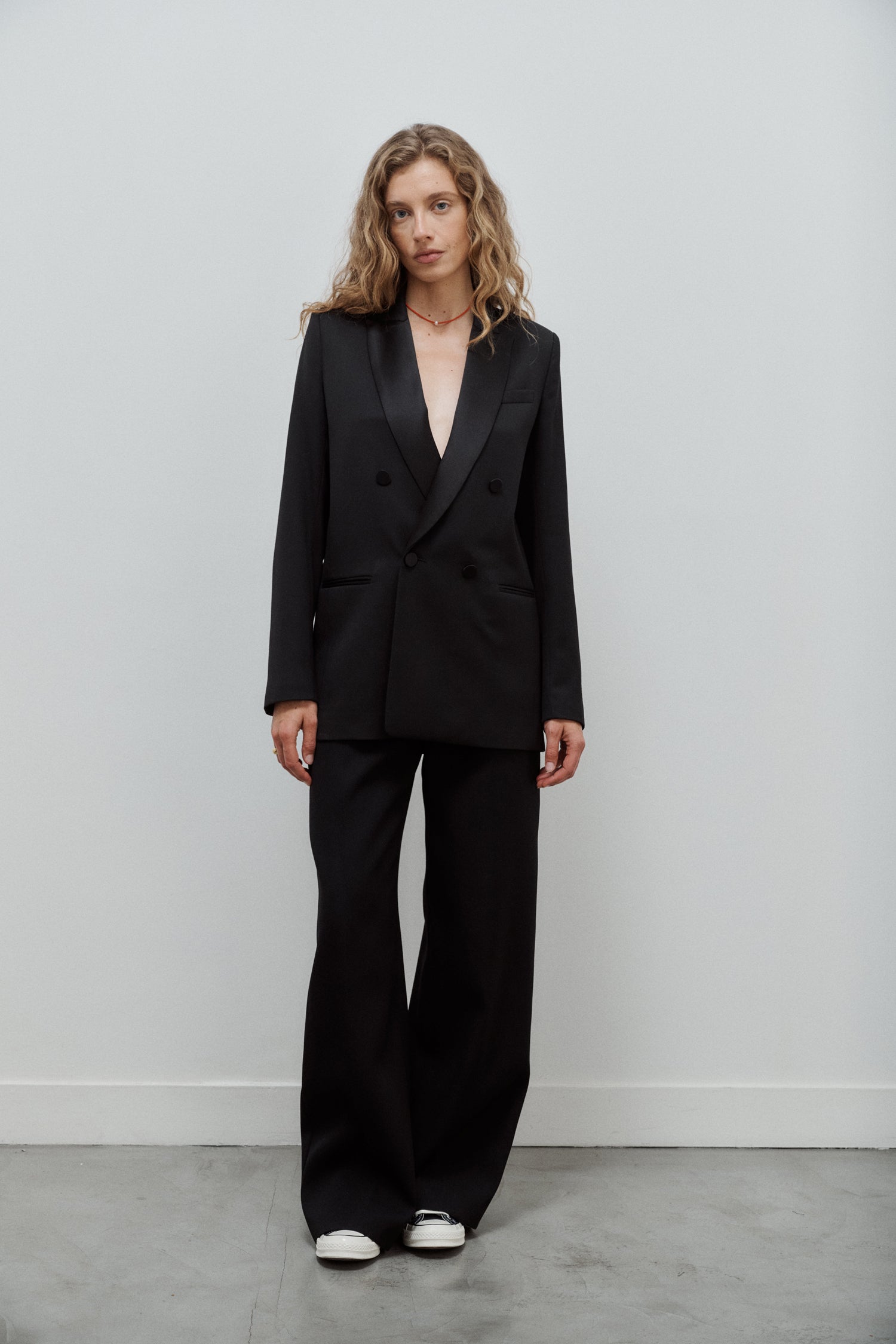 veste de smoking noire pour femme à double boutonnage en grain de poudre de laine noir et col en satin de soie noir par Facettes Studio