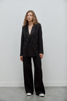 veste de smoking noire pour femme à double boutonnage en grain de poudre de laine noir et col en satin de soie noir par Facettes Studio