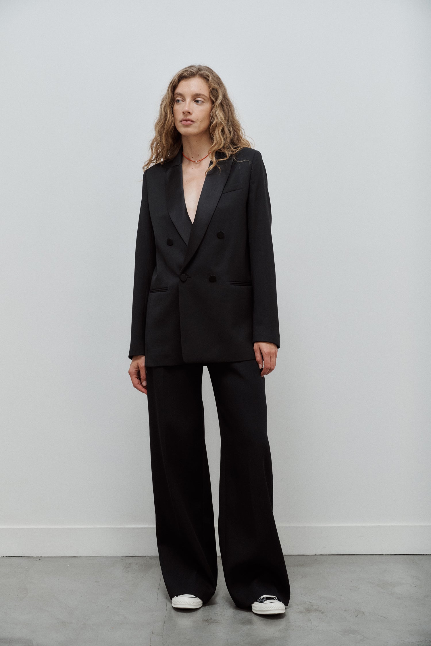 veste de smoking noire pour femme à double boutonnage en grain de poudre de laine noir et col en satin de soie noir par Facettes Studio