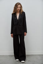 veste de smoking noire pour femme à double boutonnage en grain de poudre de laine noir et col en satin de soie noir par Facettes Studio