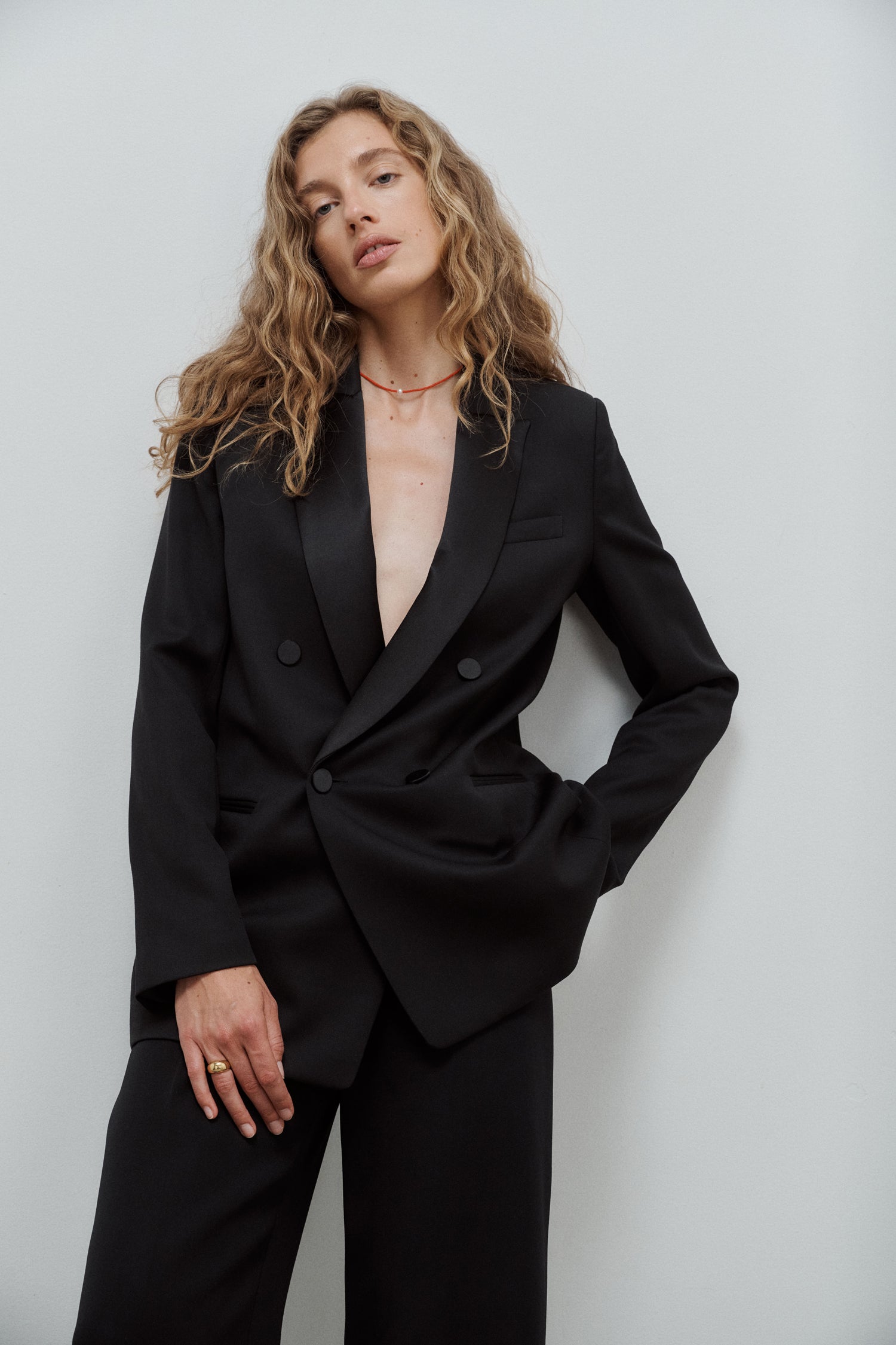 veste de smoking noire pour femme à double boutonnage en grain de poudre de laine noir et col en satin de soie noir par Facettes Studio