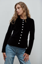 veste du soir cintrée col rond en velours de coton noir et boutons de satin blanc Made in France par Facettes Studio