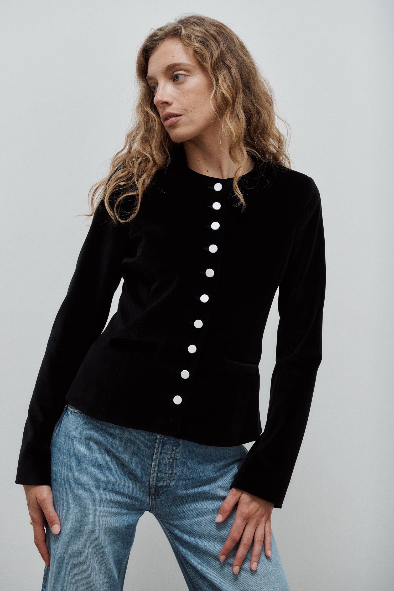 veste du soir cintrée col rond en velours de coton noir et boutons de satin blanc Made in France par Facettes Studio