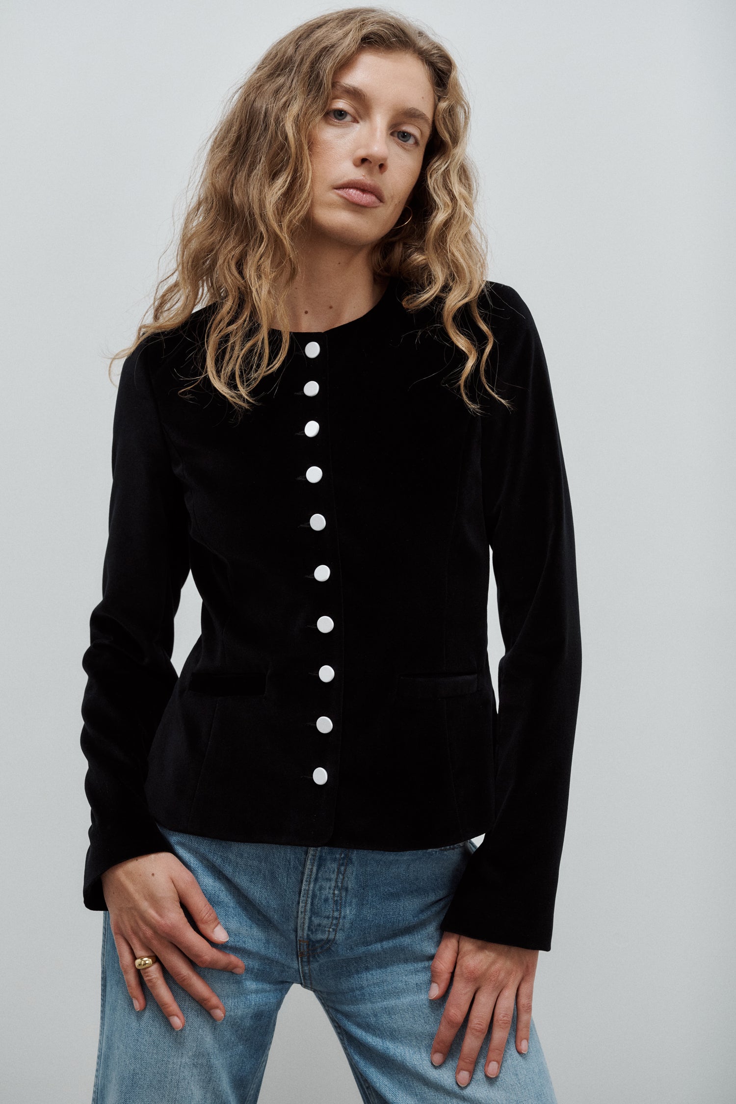 veste du soir cintrée col rond en velours de coton noir et boutons de satin blanc Made in France par Facettes Studio