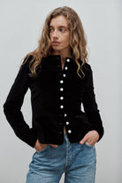 veste du soir cintrée col rond en velours de coton noir et boutons de satin blanc Made in France par Facettes Studio