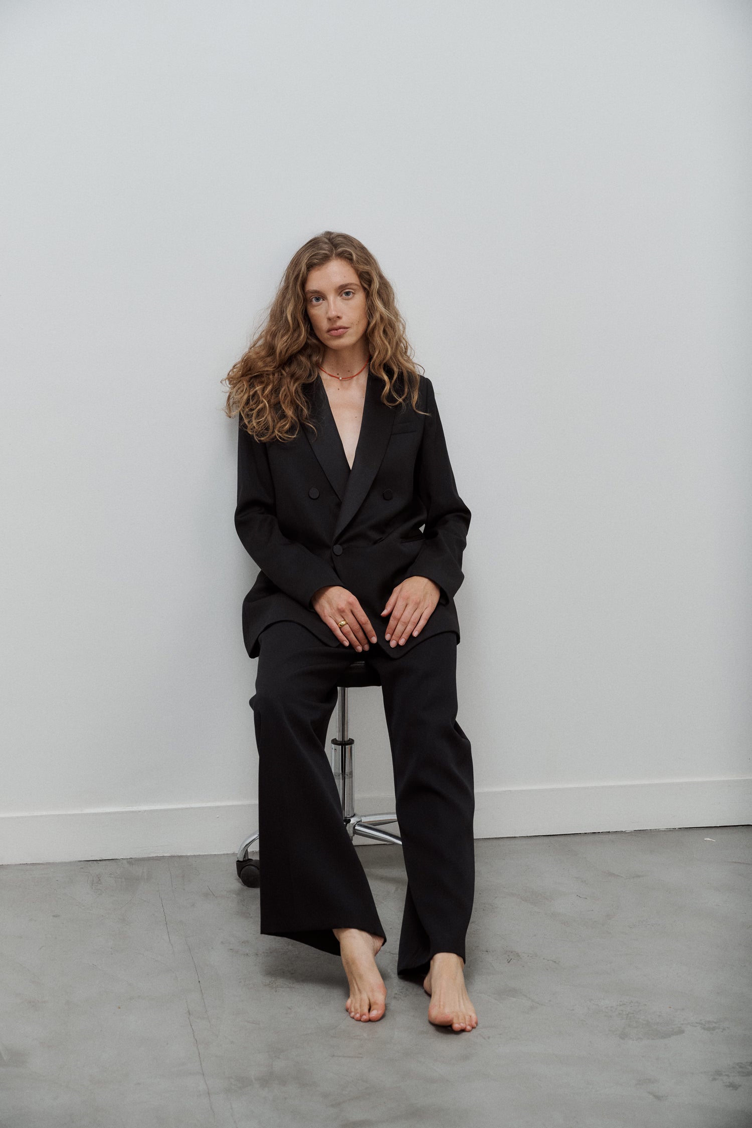 veste de smoking noire pour femme à double boutonnage en grain de poudre de laine noir et col en satin de soie noir par Facettes Studio